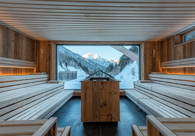 Vanuit de Event Sauna heb je een mooi uitzicht op de besneeuwde bergen van het Zillertal © Carmen Huter / ZillergrundRock Luxury Mountain Resort