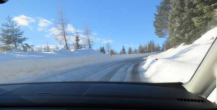 Veilig rijden met gladheid in vijftien tips. Rijden in de sneeuw is nog een hele kunst © Skigebiedengids.nl