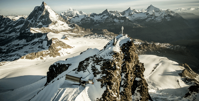 Matterhorn Glacier Paradise. De nieuwe gondel komt aan de linkerkant bij de uitstulping in de berg © Zermatt Bergbahnen.