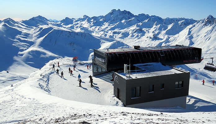 Het dalstation van de nieuwe Gampenbahn, waarvan hier het bergstation te zien is, wordt verwarmd met aardwarmte. © SkigebiedenGids.nl