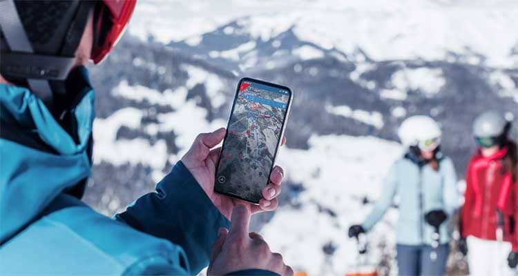 Geen gehannes met gescheurde skikaartjes meer. Ski Amadé gaat digitaal met apps. Je kunt zelfs het hele skigebied via Augmented Reality bekijken. Zo kun je op een bewolkte dag zien hoe het skigebied er op zonnige momenten uit ziet. © Ski Amadé