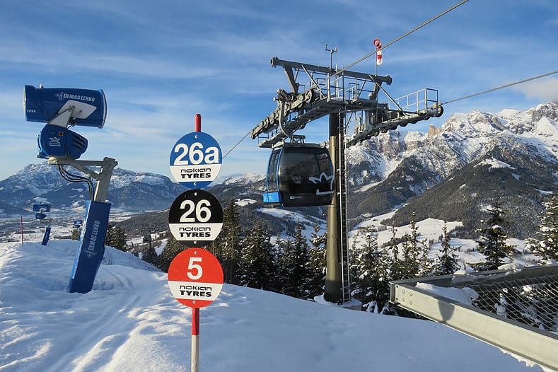 Sneeuwkanonnen en gondels, zoals hier in Maria Alm in de Ski Amadé, gebruiken in een heel skiseizoen aardig wat stroom. En door de gestegen energieprijzen worden ook de skipassen duurder. © Skigebiedengids.nl