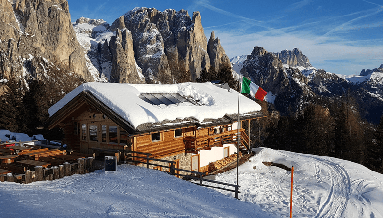 Een van de coronamaatregelen in de skigebieden in Italië houdt in dat je in pistenrestaurants aan een tafel bediend wordt. © SkigebiedenGids.nl
