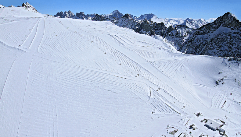 In de herfstvakantie skiën op de gletsjer van Les 2 Alpes. © Office de Tourisme Les 2 Alpes / Bruno Longo.