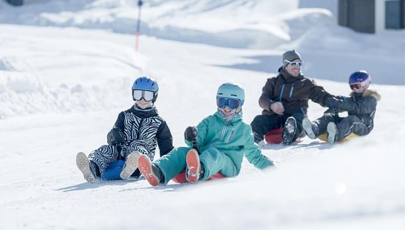 Wintersport is meer dan alleen maar skiën of snowboarden. Ga lekker met het hele gezin de sneeuw in, bijvoorbeeld om te winterwandelen of te rodelen. © Gorfion Familotel