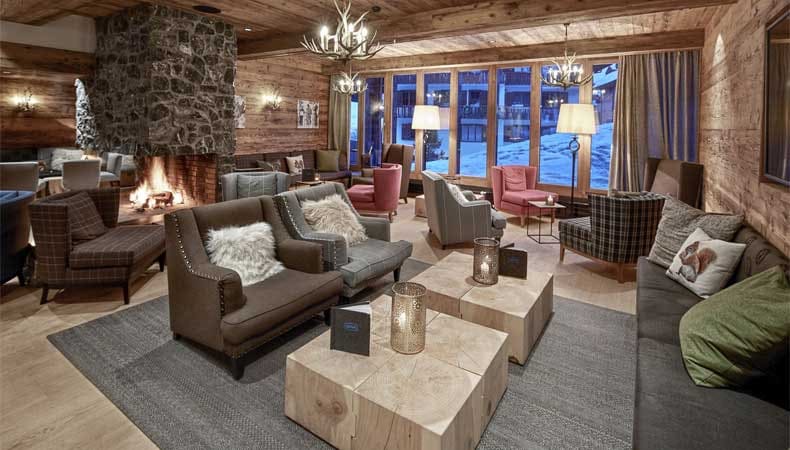 Na een dag op de pistes in skigebied Marbun in Liechtenstein kun je heerlijk ontspannen in de gezellige lounge van 4* Hotel Gorfion. © Hotel Gorfion Familotel