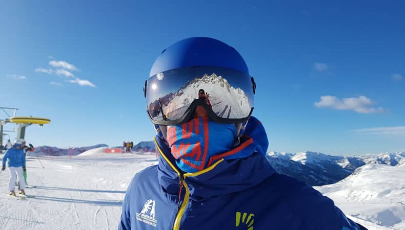 Bij een skihelm met vizier heb je 180 graden uitzicht rondom, zonder dat je zicht beperkt wordt door het frame van de skibril. © Skigebiedengids.nl