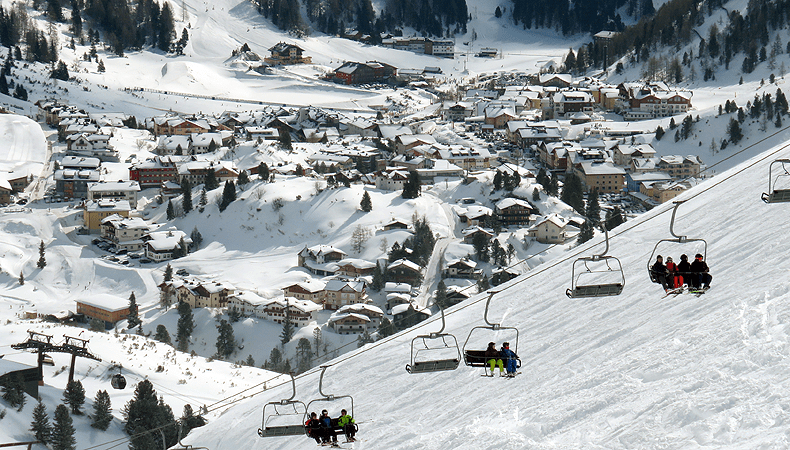 Obertauern is een hooggelegen, komvormig dorp in het Salzburgerland. Het is ook een leuk skigebied voor kinderen. © SkigebiedenGids.nl