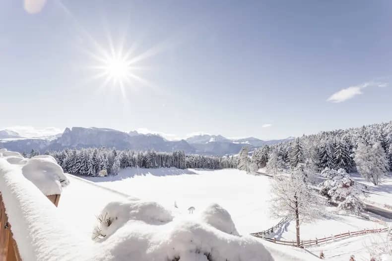 Geniet in Hotel Tann van het prachtige uitzicht over de besneeuwde Dolomieten. © Hotel Tann