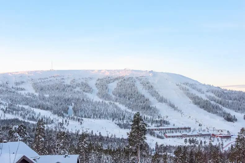 Veel skipistes in Stöten liggen tussen de bomen en vrijwel alle hotels, appartementen en vakantiehuizen in Stöten zijn ski in ski out. © Magnus Dovellius / Stöten i Salen