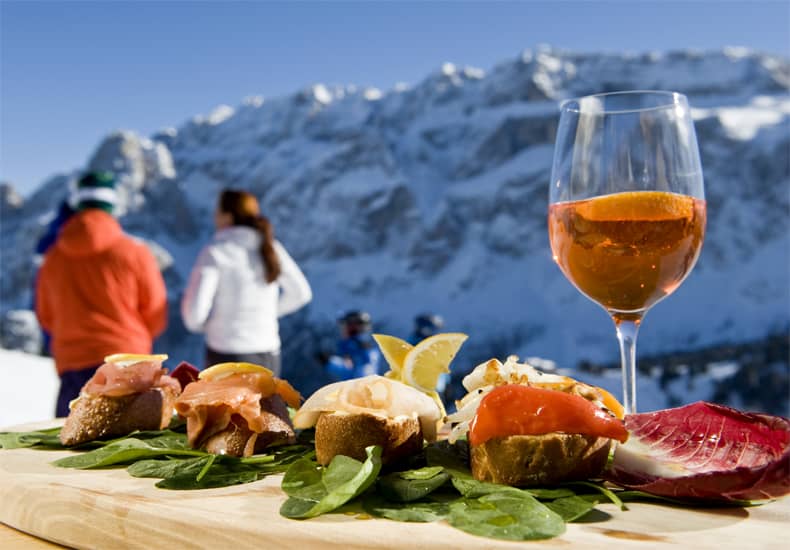 Skigebied Val Gardena heeft culinair enorm veel te bieden. Geniet van streekgerechten en lokale producten in de 65 berghutten of ga dineren in een van de drie restaurants met een Michelin-ster. © Hemlut Rier / Val Gardena