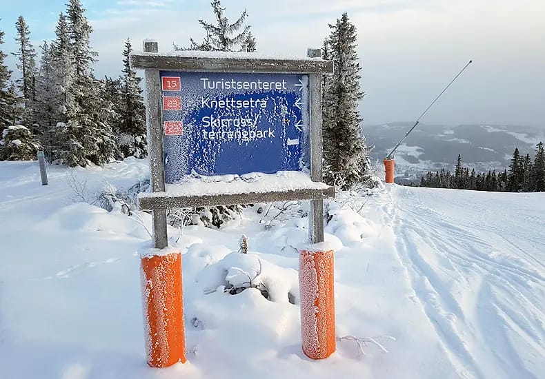 Skigebied Trysil heeft behalve veel groene, ook veel rode skipistes. Die zijn uiteraard niet zo lang en moeilijk als in de Alpen. © Nico van Dijk / Skigebiedengids.nl
