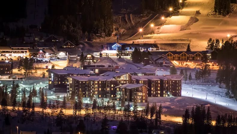 Het Radisson Blue Resort in Trysil ligt vlak bij de piste en is op ski's bereikbaar. © Skistar