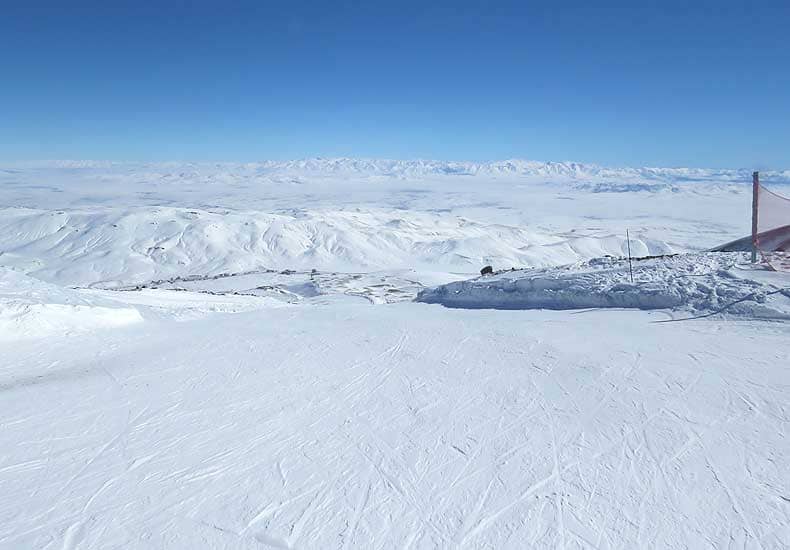 De zwarte Ottoman-pistes zijn met een bergstation op 3400 meter het hoogste punt van Erciyes Ski Resort. Het zijn pittige zwarte pistes met een hellingspercentage van rond de 45 procent. © Skigebiedengids.nl