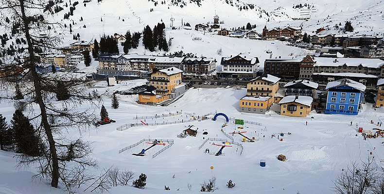 Obertauern telt zes skischolen die verspreid door het dorp liggen. Elke skischoon heeft z'n eigen Kinderland, zoals deze bij Sport Gloria. Daarnaast is er sinds 2019 bij de Schaidberglift een grote, gemeenschappelijke oefenweide, genaamd Bobby's Kinderland en het Monsterpark. © SkigebiedenGids.nl. 