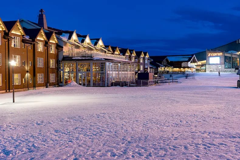 Links de Ski Star Lodge Lindvallen, een van de vele ski-in ski-out accommodaties in Lindvallen. Rechts het Experium in Lindvallen. © Skistar