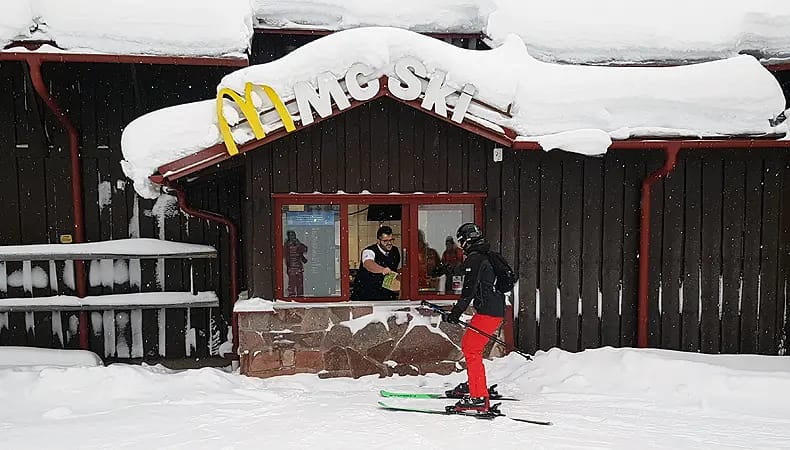 In Lindvallen in Sälen vind je de enige McSki ter wereld. In plaats van drive through kun je hier ski through je bestelling ophalen. Binnen zitten kan overigens ook. © Nico van Dijk / Skigebiedengids.nl