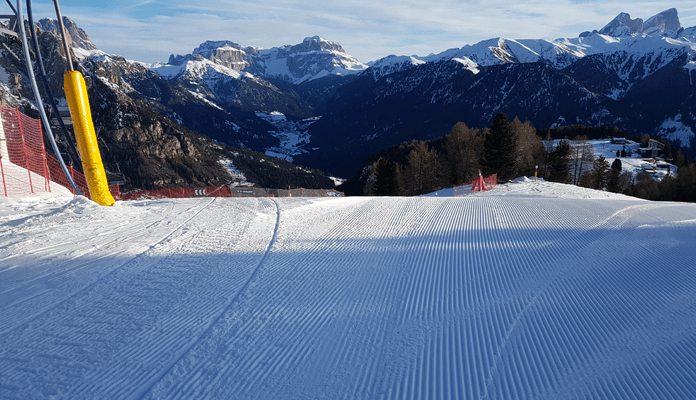 Vanaf de pistes in skigebied Vigo di Fassa - Catinaccio kun je een flink deel van de vallei van Val di Fassa overzien, inclusief in de verte de Marmolada. © SkigebiedenGids.nl