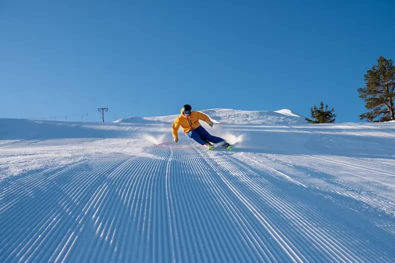 Ook voor gevorderde skiërs heeft skigebied Stöten rode en zwarte pistes in petto. Daarnaast kun je ook off-piste skiën. © Magnus Dovellius / Stöten i Salen