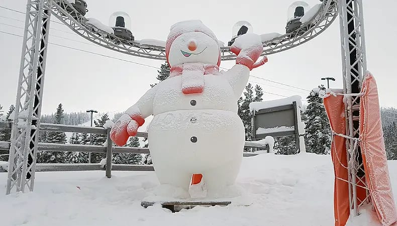 Sneeuwman Valle is de mascotte van het familieskigebied Lindvallen in Sälen © Nico van Dijk / Skigebiedengids.nl