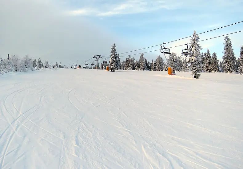 Begin december 2023 lag er al een flink pak sneeuw in Trysil, maar waren nog niet alle liften en pistes open. © Nico van Dijk / Skigebiedengids.nl