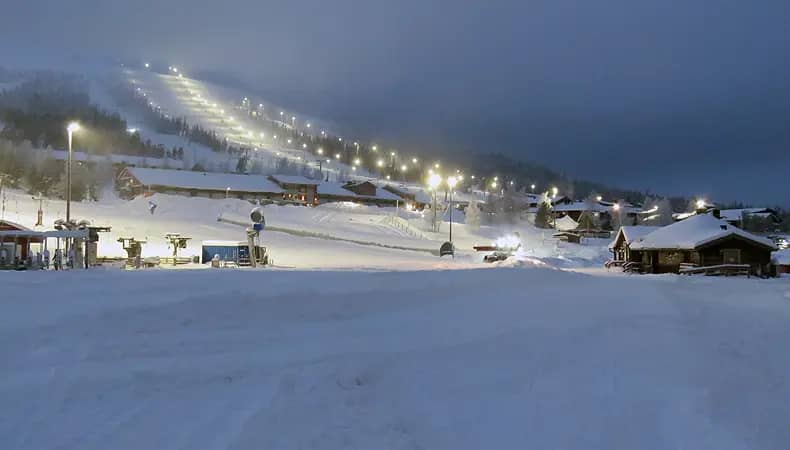 In december kan het vanaf 15.00 uur al schemeren en donker worden. Dan gaat in Stóten de verlichting van de pistes aan. © Nico van Dijk / Skigebiedengids.nl