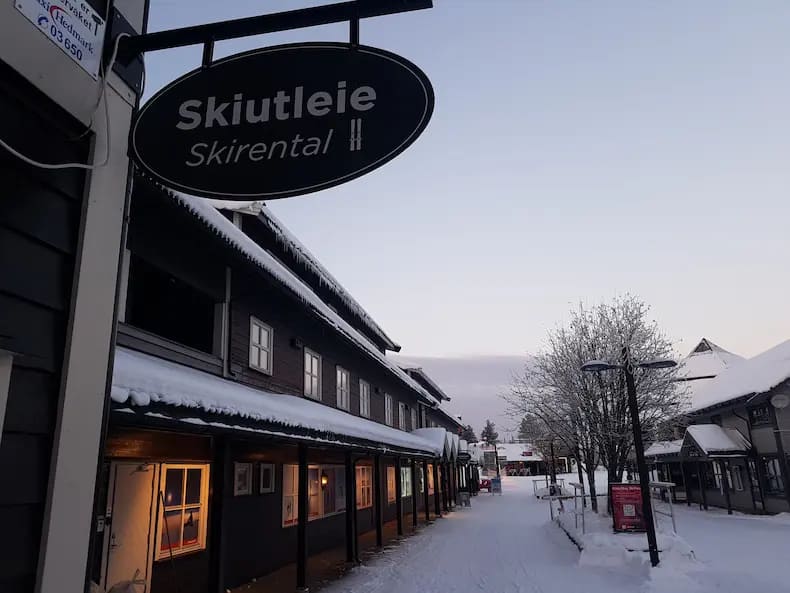 In het Turistsenteret zijn bars, winkels en een skiverhuur, oftewel de 'Skiutleie'. © Nico van Dijk / Skigebiedengids.nl