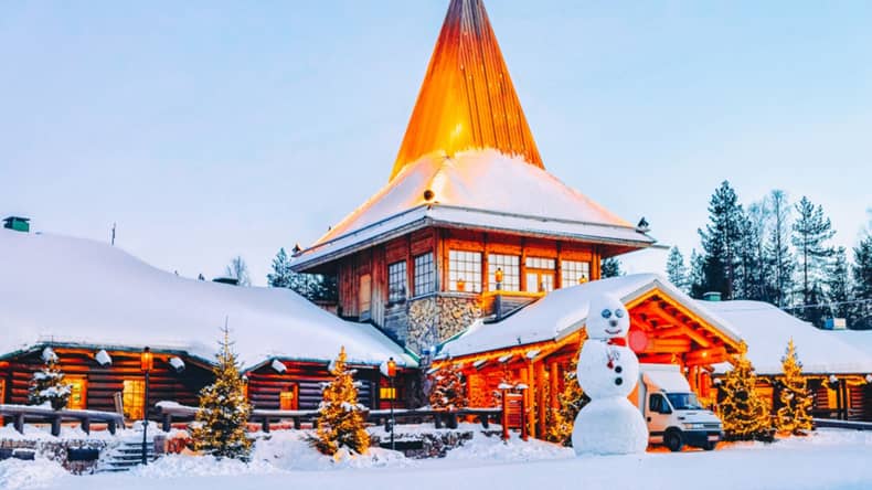 Rovaniemi is de officiële woonplaats van de kerstman. Bezoek zijn verblijf en het postkantoor waar alle kerstpost voor de kerstman binnenkomt. © Nordic