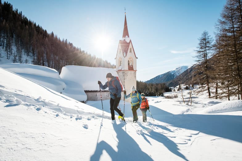 Sneeuwschoenwandelen langs de markante Heilige Geest-kerk © IDM Südtirol-Alto Adige/Alex Moling