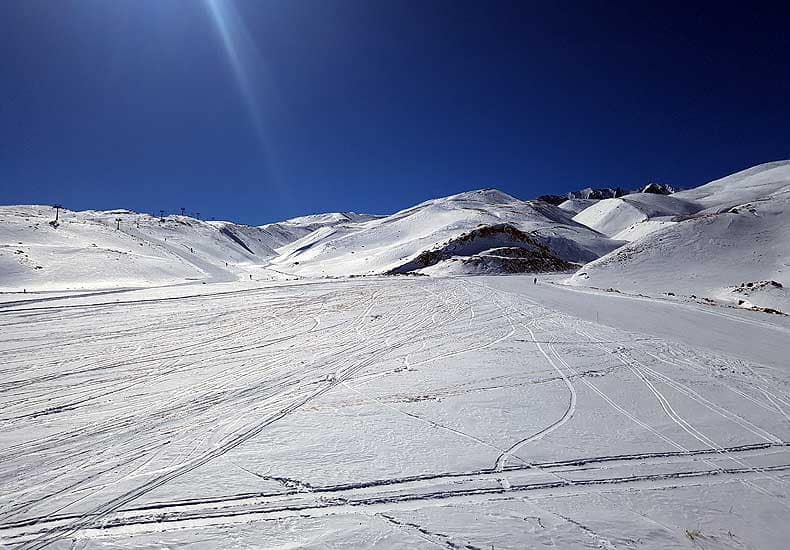 De pistes in Erciyes liggen tussen de 2200 en 3400 meter hoogte. De Turkse vakanties zijn eind januari. Daarom is het in februari en maart, tijdens de Nederlandse krokusvakantie, lekker rustig op de pistes van skigebied Erciyes. © Skigebiedengids.nl