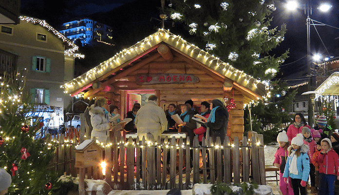 Met kerst op wintersport in Val di Fassa bezoek je natuurlijk de sfeervolle kerstmarkt in Moena © SkigebiedenGids.nl