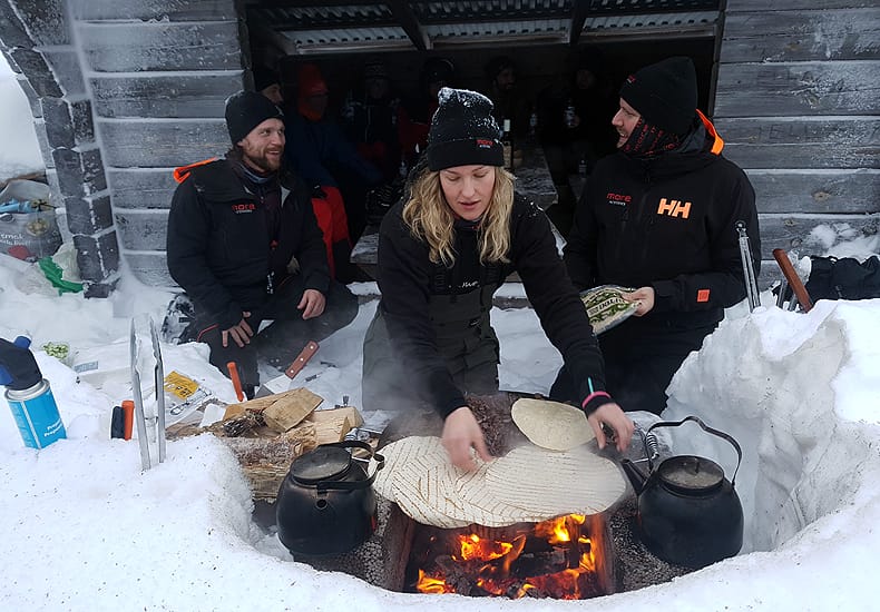 Het kan koud zijn op wintersport in Sälen. Daarom staan overal in de bergen zogeheten 'värmestugor' oftewel 'opwarmhuisjes'. Je mag daar je eigen worstjes, hamburgers of zoals hier 'suvas' oftewel rendierkebab grillen. © Nico van Dijk / Skigebiedengids.nl